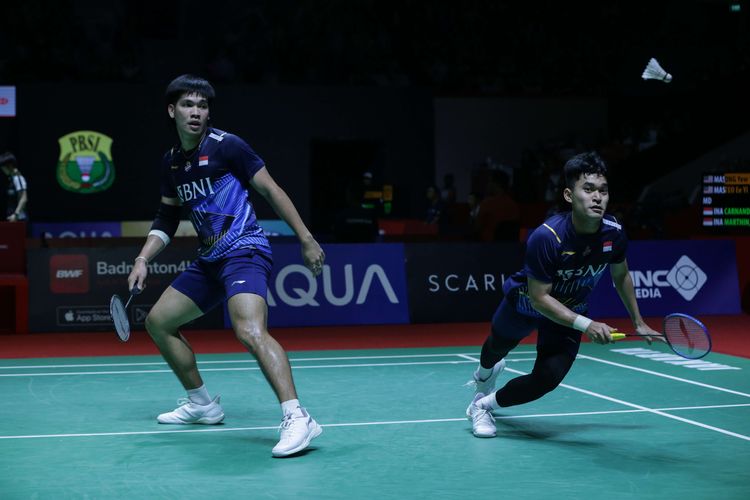 Ganda putra Indonesia, Leo Rolly Carnando dan Daniel Marthin bertanding melawan ganda putra Malaysia, Ong Yew Sin dan Teo Ee Yi di babak 16 besar Indonesia Open 2023 di Istora Senayan Jakarta, Kamis (15/6/2023). Leo/Daniel melaju ke perempat final setelah menang dengan poin 22-20 dan 21-17.