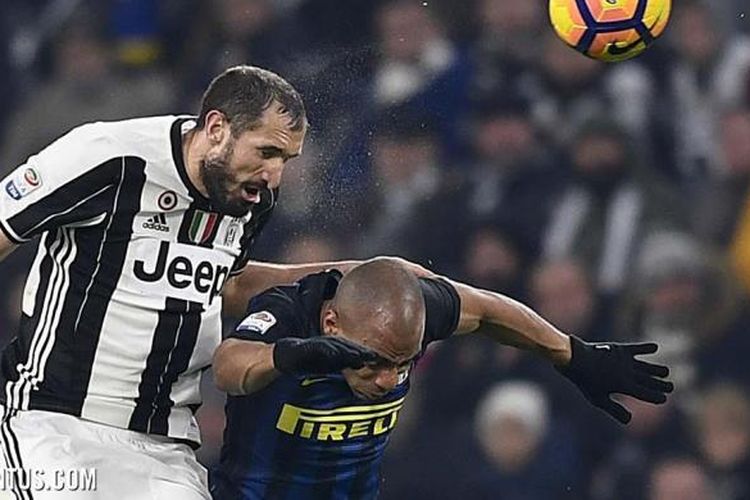 Giorgio Chiellini unggul dalam duel udara atas Joao Mario pada laga Serie A antara Juventus dan Inter Milan di Turin, Minggu (5/2/2017).