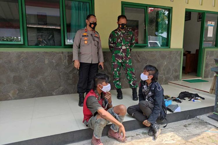 Personil Polsek Galur, Kulon Progo, Daerah Istimewa Yogyakarta, bersama Personil Koramil 09 Galur mengamankan anak punk yang sedang ngamen di pertigaan Tugu Brosot. Salah satunya memakai sabuk rangkaian amunisi Jenis peluru AK 47 kaliber 7.62 berjumlah 56 butir dalam keadaan peluru tidak aktif.