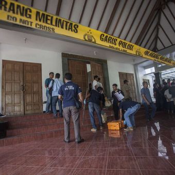 Petugas kepolisian melakukan olah Tempat Kejadian Perkara (TKP) kasus penyerangan di Gereja Katholik St. Lidwina, Jambon, Trihanggo, Gamping, Sleman, DI Yogyakarta, Minggu (11/2/2018). Polisi berhasil mengamankan satu tersangka dan masih melakukan penyelidikan terkait kasus penyerangan gereja yang melukai sejumlah umat serta merusak sejumlah fasilitas gereja dengan senjata tajam.