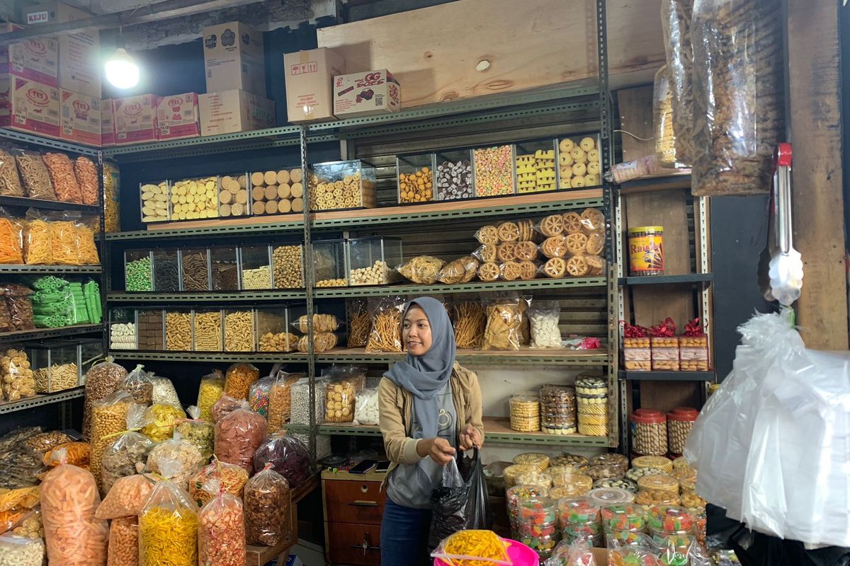 Toko kue kering yang berlokasi di Pasar Jombang, Tangerang Selatan, menjadi incaran warga yang membeli snack khusus Lebaran untuk sajian tamu selama Idul Fitri 1444 H.
