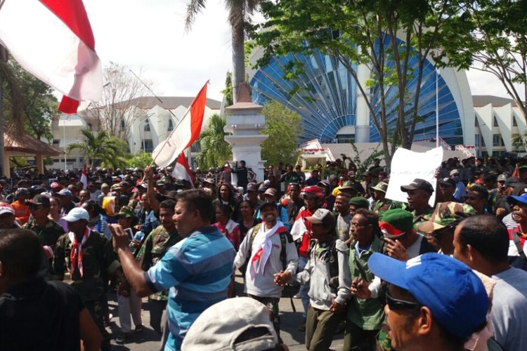 Para eks milisi Timtim dan warga eks Timtim sedang menggelar aksi unjuk rasa sambil menari Tebe (Tarian massal asal Kabupaten Belu)