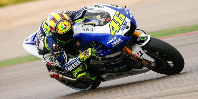 Pebalap Yamaha dari Italia, Valentino Rossi , memacu motornya pada sesi uji coba di sirkuit MotorLand Aragon, Rabu (19/6/2013).