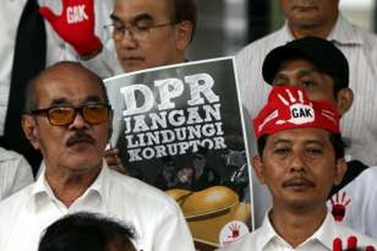 Aktivis Gerakan Antikorupsi (GAK) saat aksi menolak revisi UU KPK di Gedung Komisi Pemberantasan Korupsi (KPK), Jakarta Selatan, Kamis (11/2/2016). Mereka menilai revisi UU KPK hanya akan melemahkan tugas dan kewenangan lembaga antirasuah tersebut.