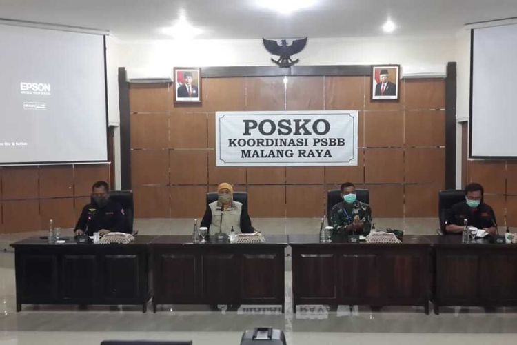 Gubernur Jawa Timur Khofifah Indar Parawansa dalam konferensi pers di Bakorwil III Malang, Sabtu (16/5/2020) malam.