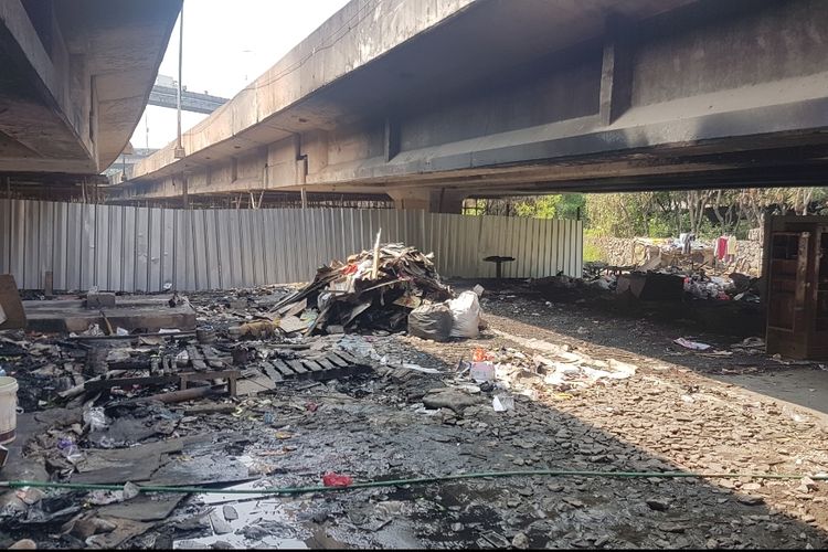 Kondisi Kolong Tol Pluit yang sudah dibatasi pembatas besi untuk direnovasi, Selasa (16/4/2019)