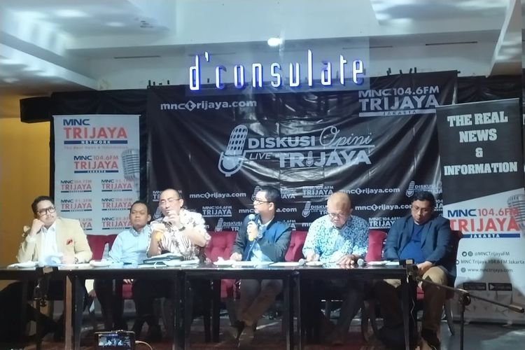 Direktur Eksekutif Pusat Studi Konstitusi (PUSAKO) Fakultas Hukum Universitas Andalas, Feri Amsari (paling kanan), dalam diskusi bertajuk Menatap Pemberantasan Korupsi dengan UU Revisi di kawasan Menteng, Jakarta Pusat, Rabu (18/9/2019). 