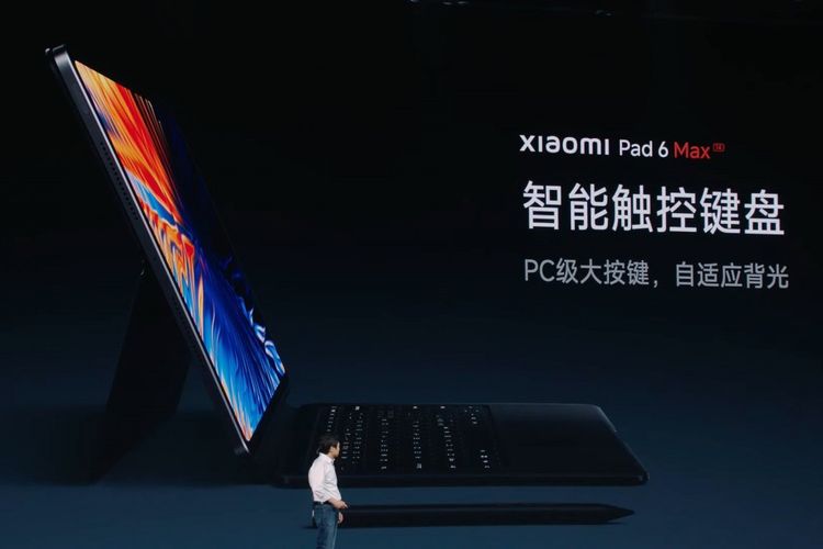 Ilustrasi Xiaomi Pad 6 Max yang dilengkapi keyboard dengan trackpad, mirip dengan laptop.