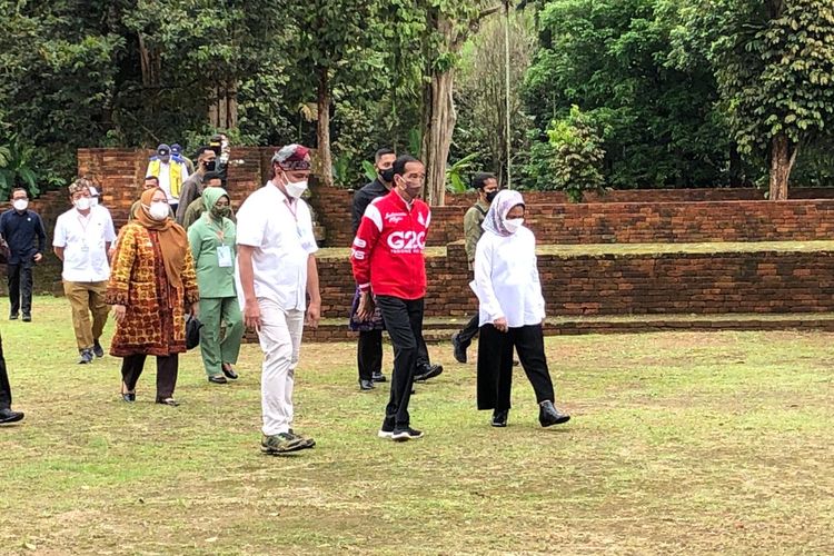 Presiden Republik Indonesia Joko Widodo berkeliling nelihat kawasan Candi Muaro Jambi, pada Kamis (7/4/2022).