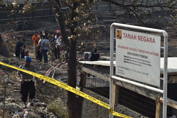 Pusat laboratorium Forensik Mabes polri mengambil sample di lokasi kebakaran Pipa BBM Pertamina di jalur Kereta Cepat Jakarta Bandung (KCJB) di KM 130 Kampung Mancong, Kelurahan Melong, Cimahi Selatan, Rabu (23/10/2019).