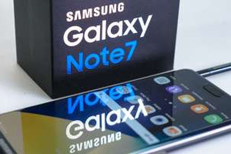 Samsung Galaxy Note 7 berikut kotak kemasannya.