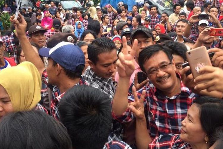 Cawagub DKI Jakarta, Djarot Saiful Hidayat, saat berjoget dalam kampanye rakyat, Jakarta Selatan, Selasa (31/1/2017).