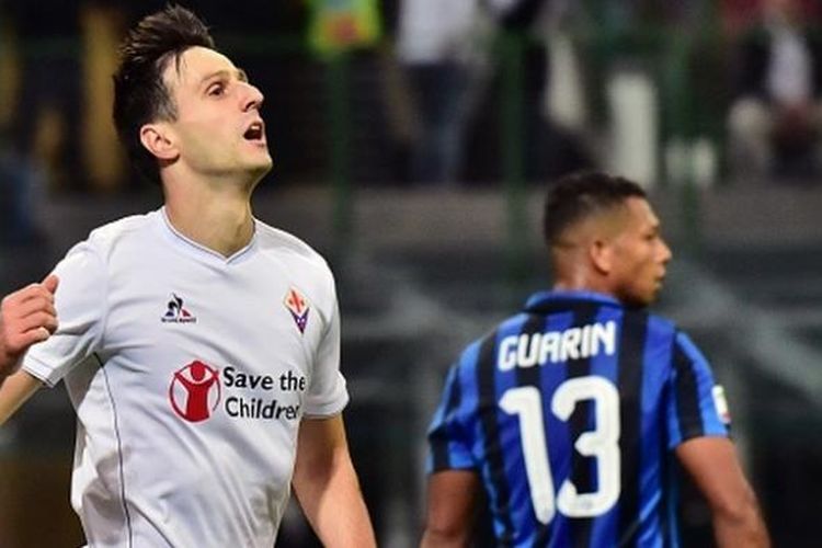 Nikola Kalinic menciptakan tiga gol bagi Fiorentina saat menang di kandang Inter Milan, Minggu (27/9/2015). 