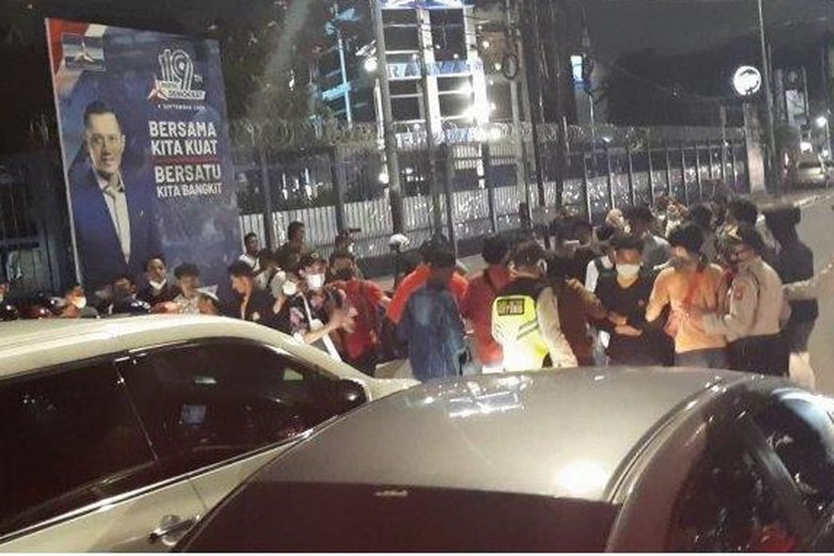 Mob attempts to storm the headquarters of the Democrat Party's offices in Menteng, Central Jakarta, on Monday night (15/3/2021)