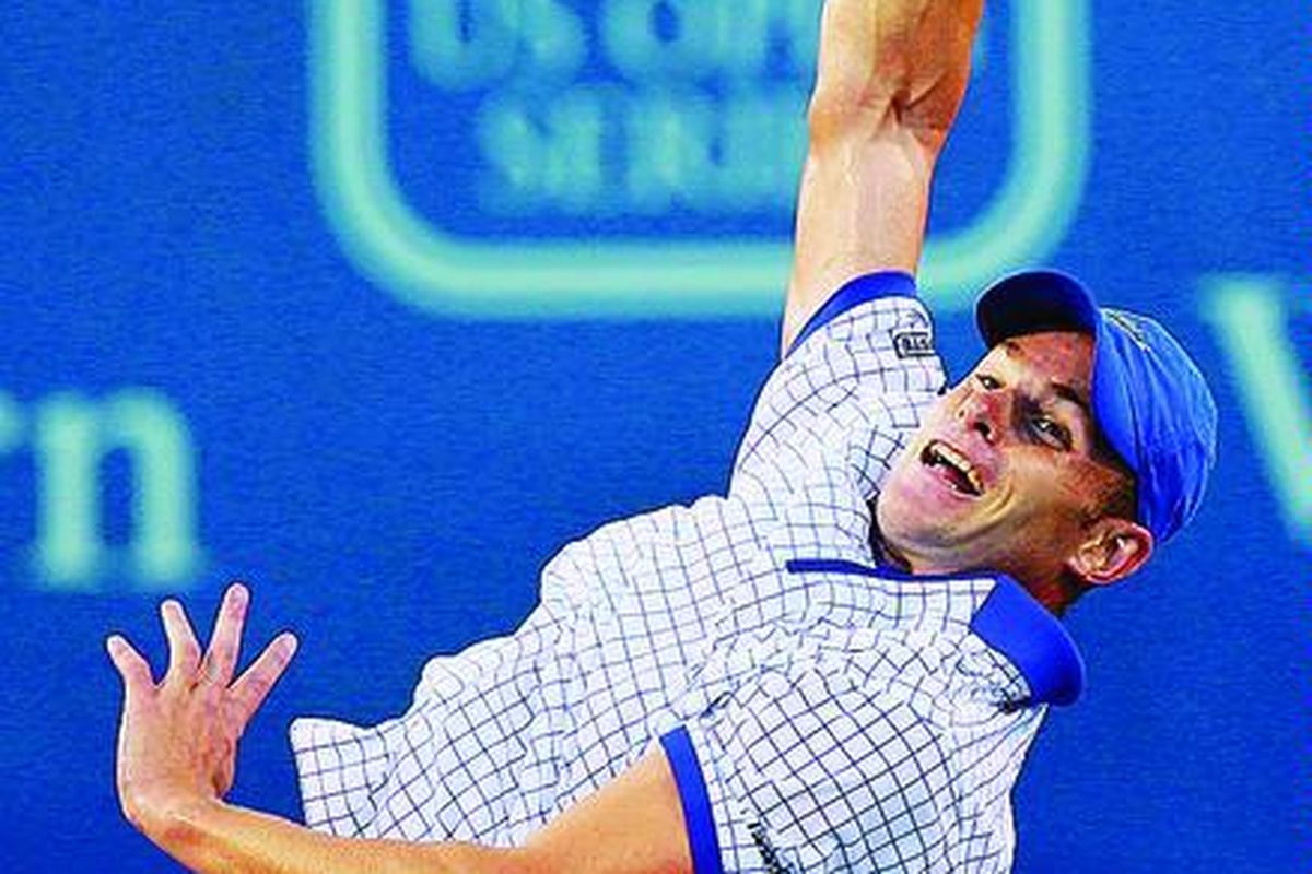 PetenisAmerika Serikat, Andy Roddick, melancarkan smes kepada lawannya dari Ukraina, Sergiy Stakhovsky,dalam pertandingan Cincinnati Masters di Cincinnati, Ohio, AS, Senin (16/8). Roddick menang 6-4, 6-7, 6-1.