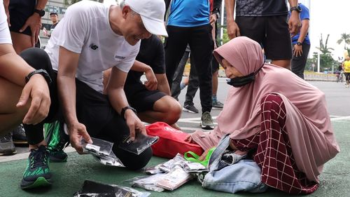 Ganjar Borong Koas Kaki dari Pedagang Asal Solo saat Lari Pagi di Senayan