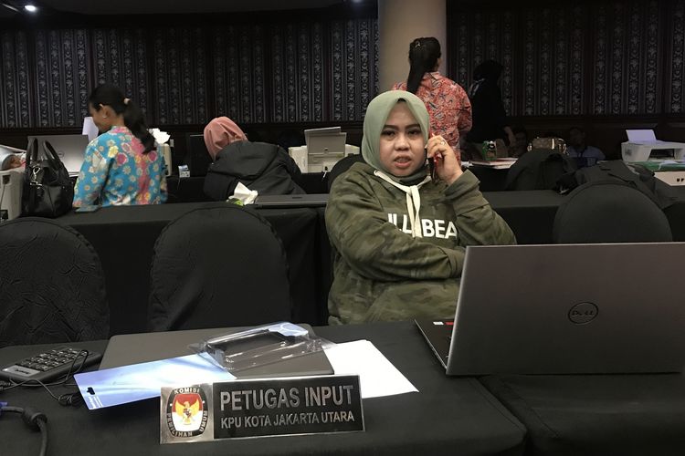 Koordinator Situng KPU Jakarta Utara Mardiyanti ditemui di Hotel Mercure Ancol, Kamis (9/5/2019) menceritakan dinamika kerja para petugas penginput quick count ala KPU tersebut. 