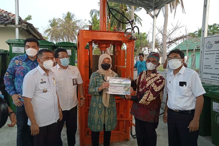 Plt. Direktur Jenderal PRL Pamuji Lestari saat memberikan bantuan pusat daur ulang plastik di Muara Gembong, Bekasi, Jawa Barat.
