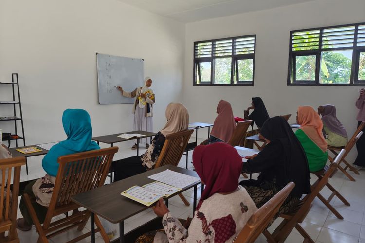 Cerita Sekolah Lansia di Bantul, Harunya Simbah Saat Bisa Menuliskan Namanya Sendiri