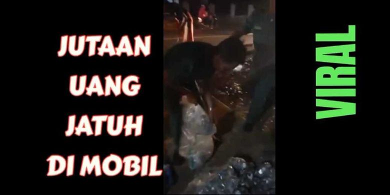 Tangkapan layar pada akun YouTube, Laswi Channel.com. Warga beramai-ramai memungut dan mengumpulkan uang logam yang jatuh dari bagasi bus di Jalan Raya Ciamis-Banjar, Kecamatan Cisaga, Kabupaten Ciamis, Kamis malam (25/11/2021).