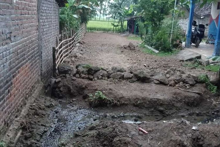 Galian sepanjang 3 meter di tengah jalan yang dibuat oleh Sungkono membuat penghuni dua rumah di desa Sukowidi Kabupaten Magetan tak bias mengakses jalan desa. Pembuatan selokan ditengah jalan berawal dari pengurukan di lahan milik Partini.