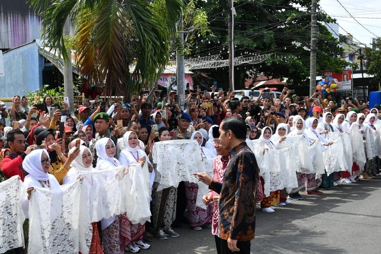 Ratusan perempuan berkebaya putih ala Ibu Fatmawati sambut kedatangan Presiden Joko Widodo di Bengkulu, Rabu (5/2/2020).