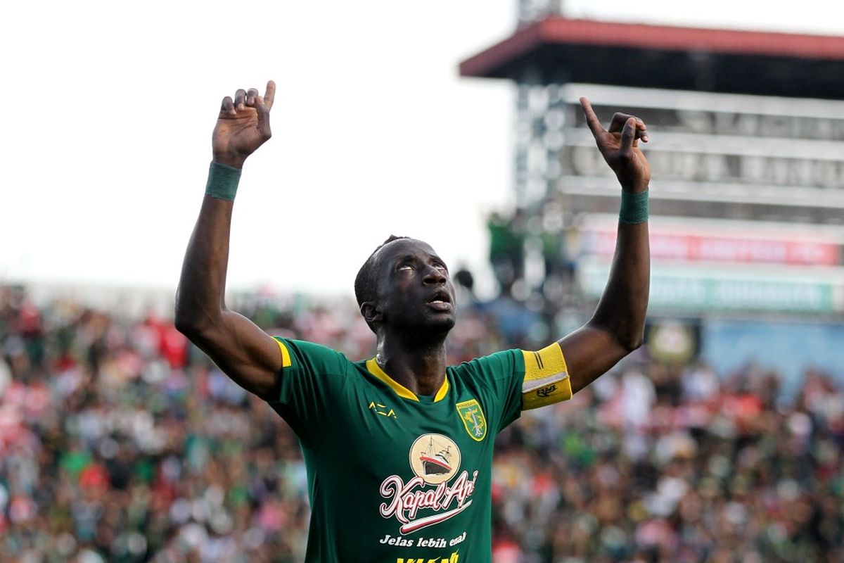 Makan Konate merayakan gol yang dicetaknya pada laga Madura United vs Persebaya yang berlangsung pada laga terakhir penyisihan Grup A, Piala Gubernur Jawa Timur 2020, di Stadion Gelora Bangkalan, Jumat (14/2/2020).