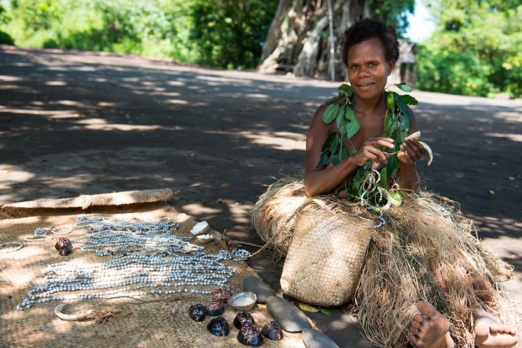 Ilustrasi Vanuatu - Warga lokal Vanuatu yang menjual kerajinan tangan sebagai oleh-oleh yang bisa dibeli wisatawan.