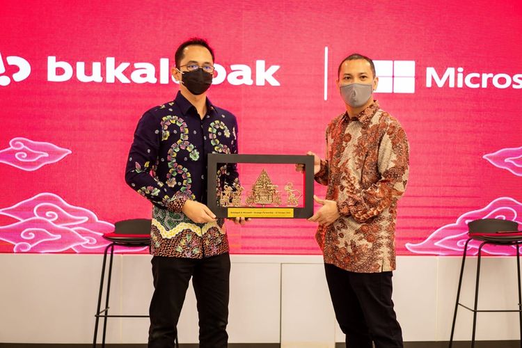 Plakat kerjasama Bukalapak dan Microsoft