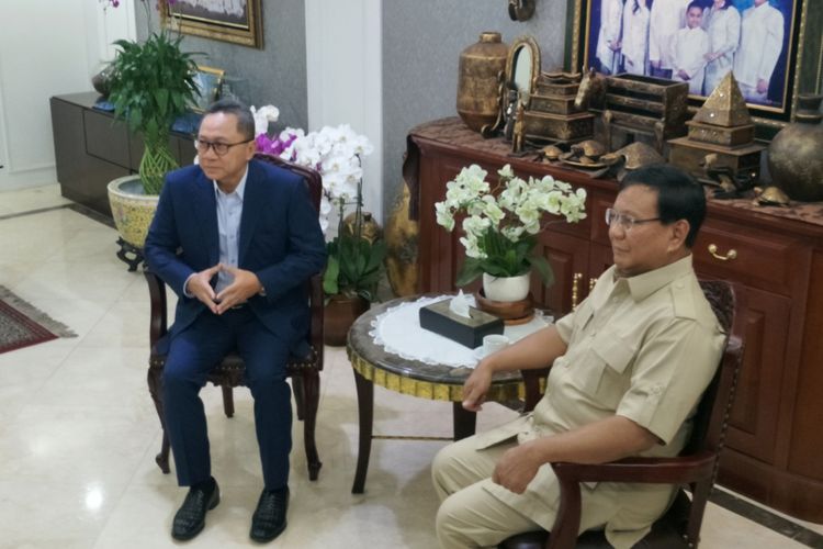 Ketua MPR Zulkifli Hasan bertemu dengan Ketua Umum Partai Gerindra Prabowo Subianto di rumah dinas Ketua MPR, Kompleks Widya Chandra, Jakarta Selatan, Senin (25/6/2018). 