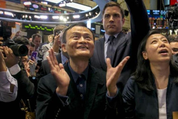 Pendiri Alibaba, Jack Ma, menyaksikan penjualan perdana saham perusahaannya.