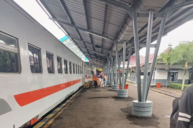 Penumpang berjalan menuju gerbong kereta api Rajabasa di Stasiun Kertapati Palembang. 
