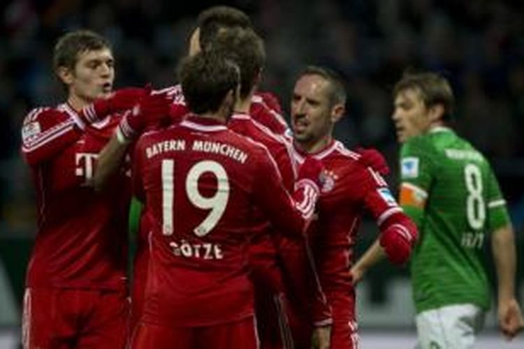 Para pemain Bayern Muenchen merayakan gol ke gawang Werder Bremen dalam lanjutan Budesliga di Weserstadion, Bremen, Sabtu (7/12/2013). Bayern menang telak 7-0 atas Bremen.