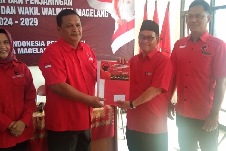 Eks Sekda Kota Magelang, Joko 'Jendul' Budiyono (dua dari kanan) menyerahkan formulir Pilkada 2024 di kantor DPC PDI-P Kota Magelang, Jumat (17/5/2024).
