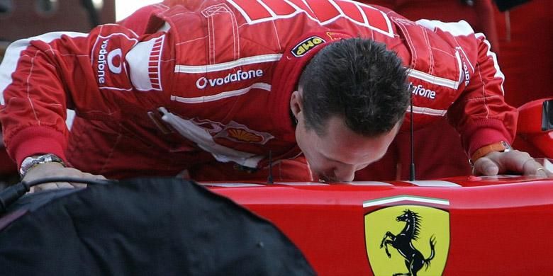 Michael Schumacer mencium mobil F1 Scuderia Ferrari kesayangannya usai kalah dari Fernando Alonso memperebutkan gelar juara di Brazil 2006, seri terakhirnya buat Suderia. 