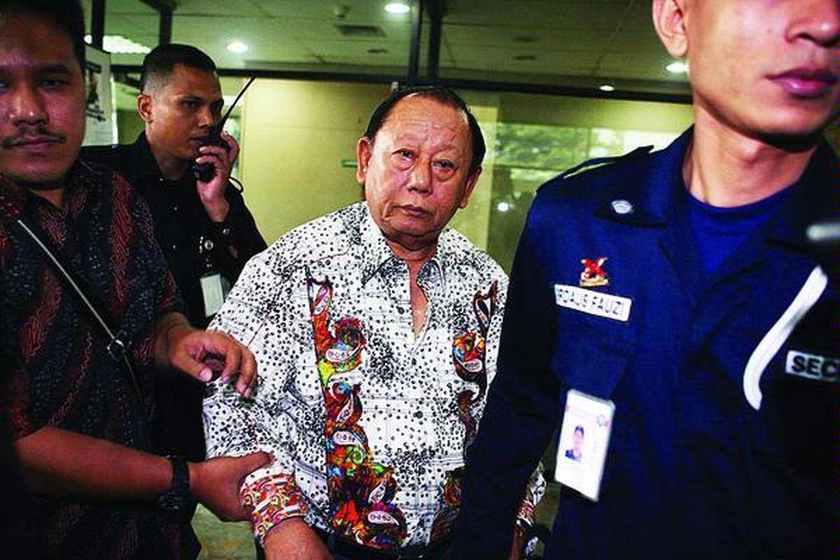 Pengusaha Budi Sampoerna (tengah) memenuhi panggilan Komisi Pemberantasan Korupsi (KPK) untuk dimintai keterangan terkait dengan kasus Bank Century di Gedung KPK, Jakarta, Rabu (3/2).