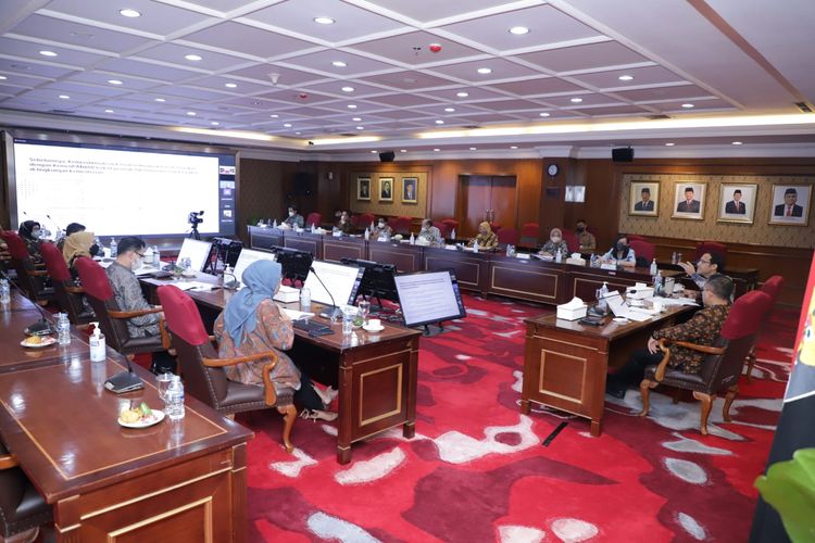 Menteri PANRB Abdullah Azwar Anas rapat koordinasi dengan Mendikbudristek Nadiem Makarim membahas terkait reformasi birokrasi tematik di bidang pendidikan, Jakarta, Kamis (13/10/2022).