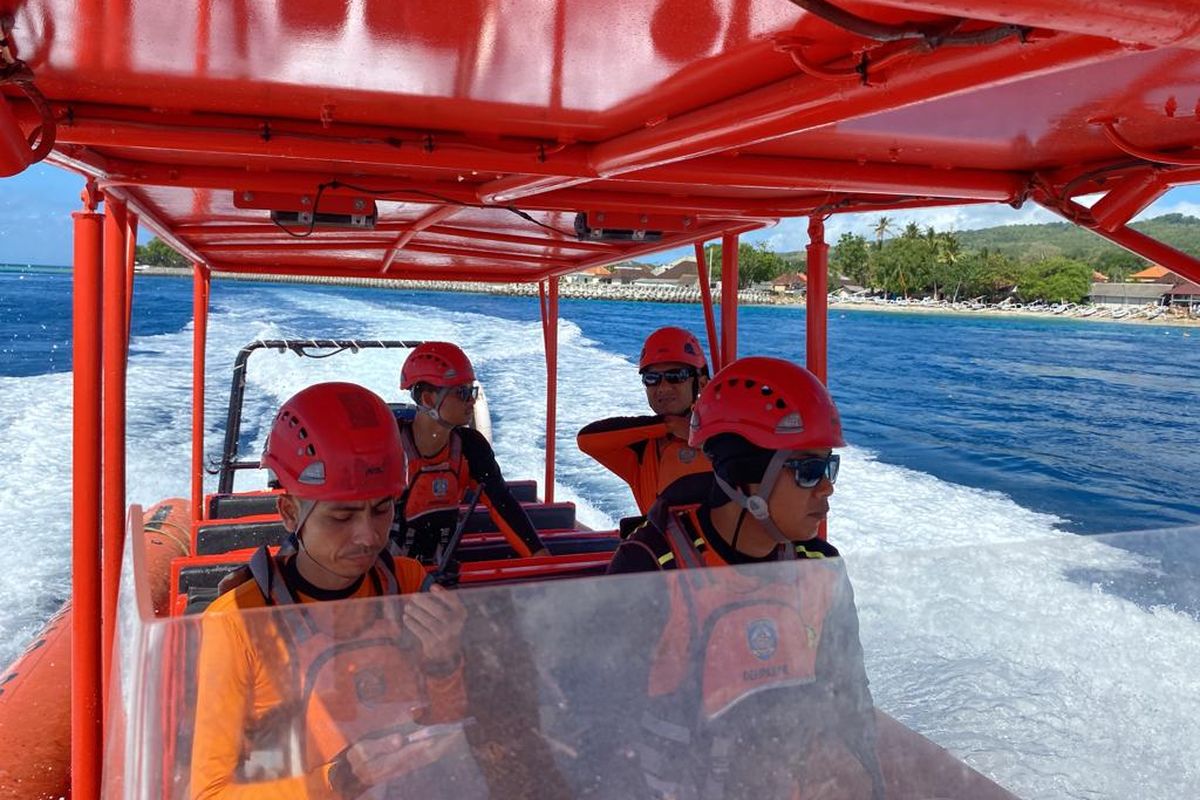 Tim Basarnas Bali saat mencari pasangan suami istri warga negara India, berinisial VM (28), dan ST (29), yang dilaporkan terseret arus di pantai Kelingking, Nusa Penida, Klungkung, Bali, pada Kamis (8/2023). Tim SAR gabungan berhasil menemukan, VM dalam tewas terapung di perairan setempat, sedangkan istrinya, ST, masih belum ditemukan. 