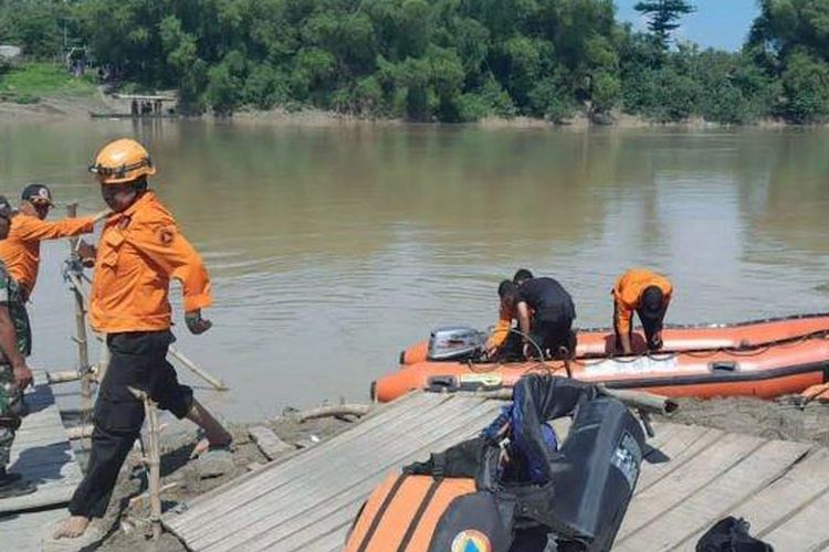 Tim SAR saat melakukan pencarian balita yang tercebur di Sungai Bengawan Solo, Deda Sranak, Kecamatan Kalitidu, Bojonegoro, Selasa (10/1/2023).  
