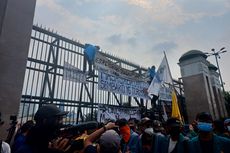 Massa Aksi BEM SI Membubarkan Diri, Jalan Gatot Subroto dan Tol Dalam Kota Kembali Dibuka