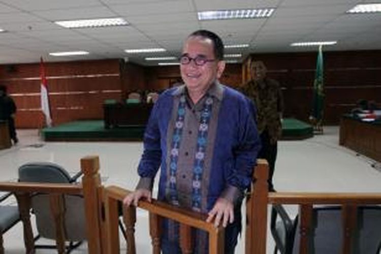 Politisi Partai Demokrat Ruhut Sitompul meninggalkan ruang persidangan di Pengadilan Tindak Pidana Korupsi, Jakarta, Kamis (24/7/24). Ruhut akhirnya batal bersaksi dalam sidang terdakwa Anas Urbaningrum dan sidang ditunda hingga tanggal 7 Agustus mendatang.