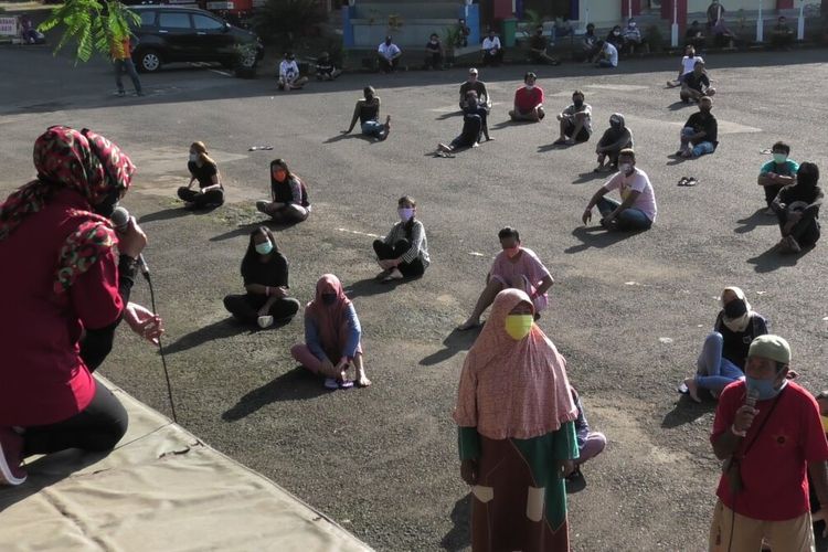 Peserta karantina olahraga berdama di kompleks GOR Satria Purwoketo, Kabupaten Banyumas, Jawa Tengah.