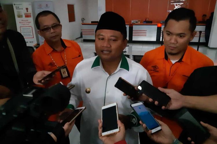 Wakil Gubernur Jawa Barat Uu Ruzhanul Ulum saat diwawancara wartawan usai peninjauan Kantor Pos Tasikmalaya, Selasa (18/2/2020).