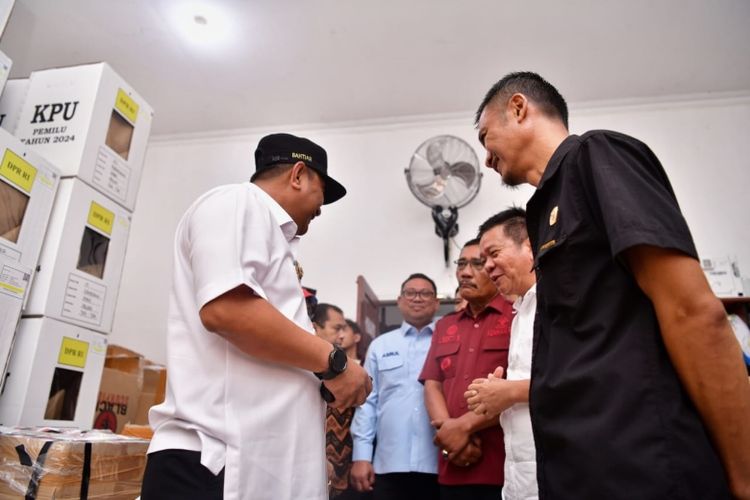 Penjabat (Pj) Gubernur Sulsel Bahtiar Baharuddin saat mengunjungi Kantor Komisi Pemilihan Umum (KPU) Kota Palopo, Sulsel, Kamis (25/1/2024). 