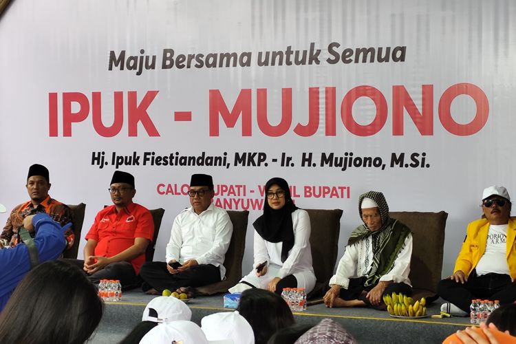 Ipuk (berjilbab hitam) bersama bakal calon wakil bupati Mujiono sebelum berangka mendafar ke KPU Banyuwangi, Rabu (28/8/2024) pagi
