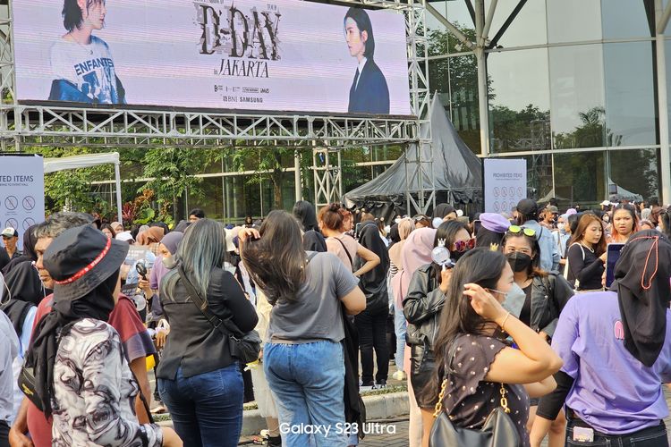 Pengunjung mulai berdatangan di ICE BSD jelang konser Suga BTS, Agust D Tour in Jakarta, Jumat (26/5/2023).
