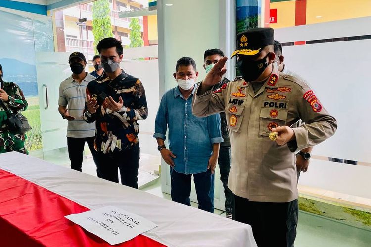 Kapolda Maluku Irjen Pol Lotharia Latif saat memimpin doa dan menshalatkan jenazah Almarhum, Briptu Muhamad Faisal Huth di Rumah Sakit Polri, Kramat Jati, Jakarta, Selasa (22/2/2022).