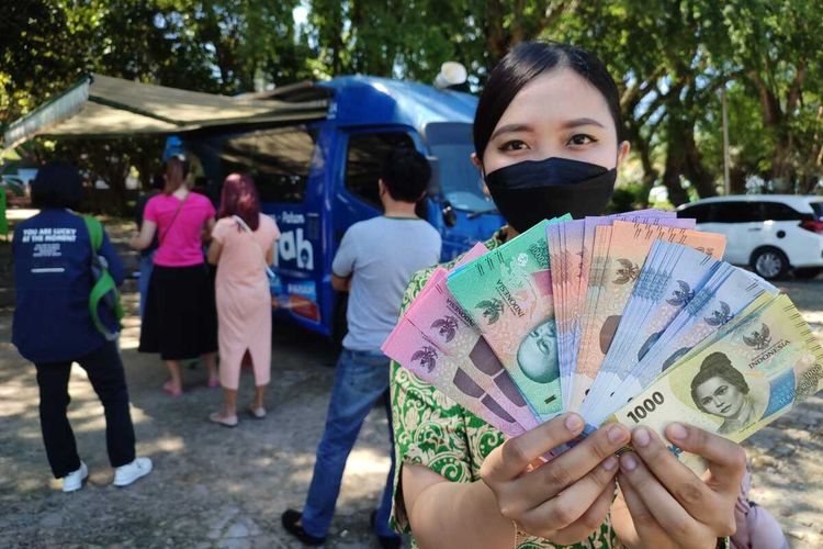 Warga antusias menukarkan uang pecahan baru di layanan penukaran uang secara mobile di layanan Kas Keliling Bank Indonesia (BI).