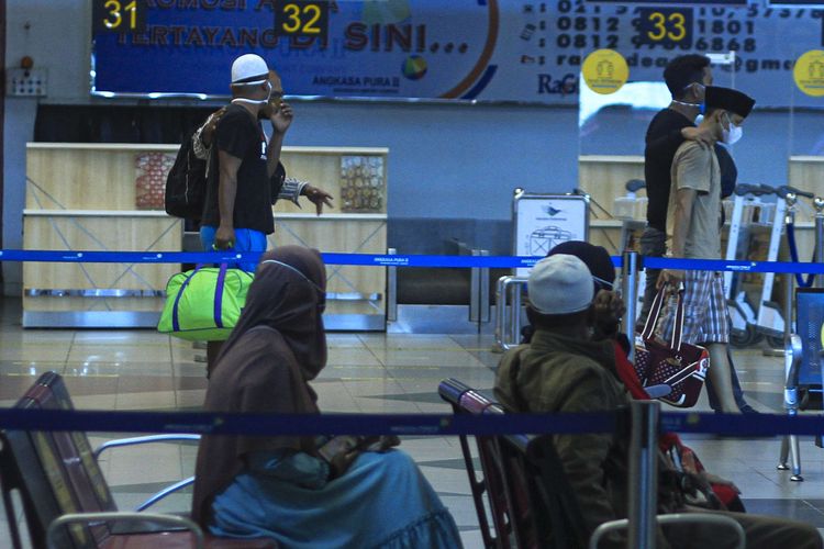 D anggota DPRD kota Palembang yang ditangkap BNN ketika berada di Bandara Sultan Mahmud Badaruddin II untuk diterbangkan ke Jakarta, Kamis (24/9/2020). D sebelumnya ditangkap petugas lantaran memiliki sabu sebanyak 5 kilogram dan ribuan butir pil ekstasi.