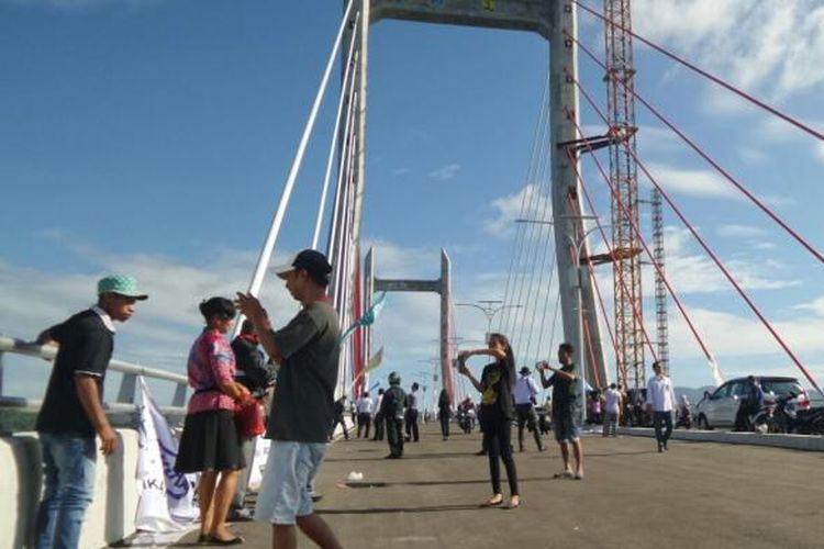 Warga Ambon antusias menyambut diresmikannya Jembatan Merah Putih oleh Presiden RI Joko Widodo pada Selasa (4/4/2016). Tampak dalam gambar aktivitas selfie pada Selasa pagi (5/4/2016).